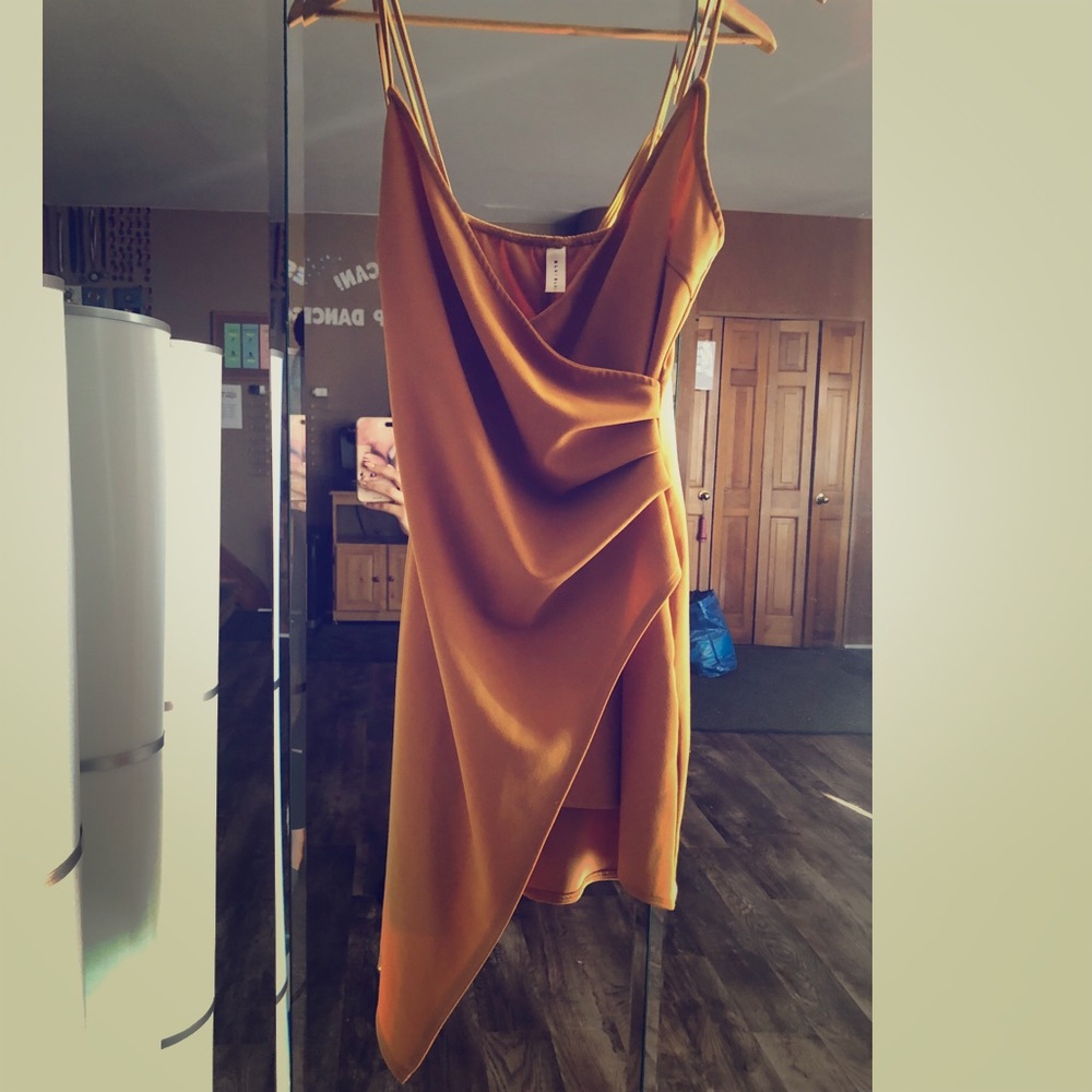 Sexy Mustard Body-con Dress!